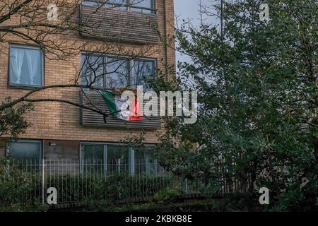 An Italian flag is showed in solidarity with Italy, omg a balcony on Regent Canal, East London on March 21, 2020 in London, England. Londoners are feeling the impact of shutdowns due to Coronavirus. Coronavirus (COVID-19) has spread to at least 186 countries, claiming over 11,000 lives and infecting more than 270,000 people. There have now been 3,983 diagnosed cases in the UK and 177 deaths, while Italy has reported another 793 deaths in a single day in worlds worst coronavirus crisis. (Photo by Alberto Pezzali/NurPhoto) Stock Photo