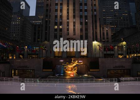 A desolate Rockefeller Center Plaza on Friday, March 2020 in New York, NY. The city officially announced the closure of all non-essential businesses and implemented a lockdown order earlier in the week. (Photo by Erin Lefevre/NurPhoto) Stock Photo