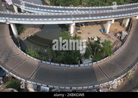 This aerial photograph taken on March 25, 2020 shows a deserted view of the VIP Road in Kolkata during the first day of a 21-day government-imposed nationwide lockdown as a preventive measure against the COVID-19 coronavirus in Kolkata on March 25, 2020. More than one billion Indians went into lockdown on March 25, leaving a third of the planet now under orders to stay at home, as the United States vowed to spend $2 trillion to counter the economic harm of the coronavirus. (Photo by Debajyoti Chakraborty/NurPhoto) Stock Photo