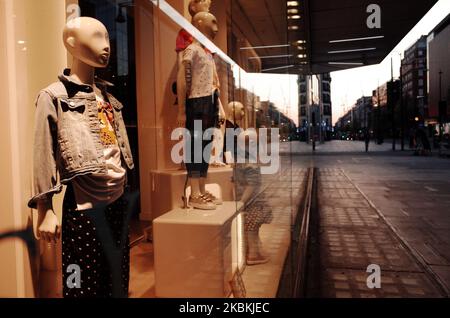 Mannequins stand in the window of a temporarily closed branch of clothing retailer Next on a near-deserted Oxford Street in London, England, on March 26, 2020. According to the latest daily figures a total of 578 people have so far died across the UK after testing positive for the covid-19 coronavirus. Hospitals in London, where around a third of cases have been diagnosed, are under particular strain. One senior hospital figure, Chris Hopson of the group NHS Providers, warned today of a 'tsunami' of cases to hit hospitals in the capital over the coming weeks. (Photo by David Cliff/NurPhoto) Stock Photo