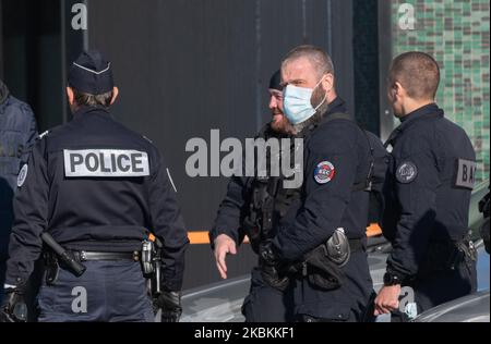 Police wearing surgical masks to protect themselves from Coronavirus / Covid-19 on March 26, 2020 in Nantes, France during the transfer by medical TGV of 20 patients infected with coronavirus / Covid-19 from the Grand-Est region to hospitals in Pays-de-la-Loire. (Photo by Estelle Ruiz/NurPhoto) Stock Photo