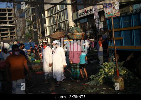 People wear face mask amid corona virus epidemic at Kawran Bazar whole sale market in Dhaka, Bangladesh on Sunday, Mar. 29, 2020. (Photo by Syed Mahamudur Rahman/NurPhoto) Stock Photo