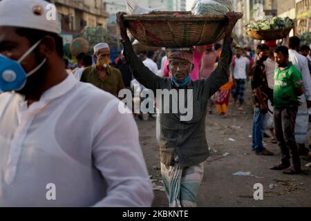 People wear face mask amid corona virus epidemic at Kawran Bazar whole sale market in Dhaka, Bangladesh on Sunday, Mar. 29, 2020. (Photo by Syed Mahamudur Rahman/NurPhoto) Stock Photo