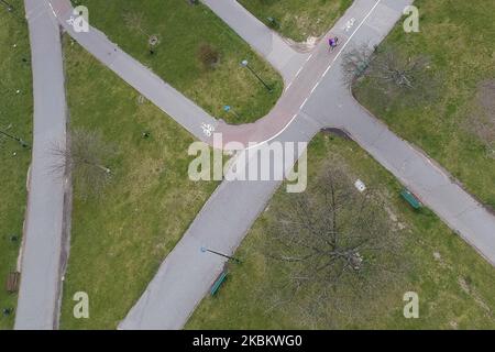 An aerial view over desolated alleys on Vistula Boulevards in Krakow, Poland on March 31, 2020. Poland's government introduced tough new restrictions battling COVID-19 infections, such as preventing leaving home unless justified, banning children under 18 from leaving home unless supervised by an adult, closing access to parks, boulevards, squares, recreation spots, beaches and ordering most hotels to shut. (Photo by Beata Zawrzel/NurPhoto) Stock Photo