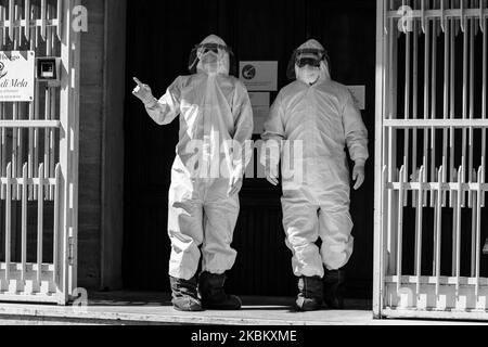 (EDITOR'S NOTE: Image was coverted to black and white) Doctors enter the Soldiers' Home of Mela in Naples, on April 2, 2020. State and local officials did not learn until the weekend that a coronavirus outbreak at Home of Mela that has now killed 2 senior had taken a deadly turn. Twenty-six of the residents who have tested positive for COVID-19 (Photo by Paolo Manzo/NurPhoto) Stock Photo