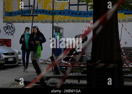 Two people walk near an area closed by the authorities due COVID-19 outbreak, in Lisbon, April 4, 2020. The government of Portugal extended the state of emergency decree on April 2, 2020, which was established on March 18, 2020. The decree limits certain civil and economic liberties and establishes strict quarantine to strengthen containment measures to combat the COVID-19 epidemic, which to date has left 266 people dead and infected 10,524. (Photo by Jorge Mantilla/NurPhoto) Stock Photo