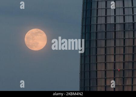 A super moon, also called full pink moon, rises above central London on 07 April, 2020 in London, England. The April supermoon is the biggest and brightest in 2020 as it's orbit is at its closest distance from the Earth at around 357,042 km. (Photo by WIktor Szymanowicz/NurPhoto) Stock Photo