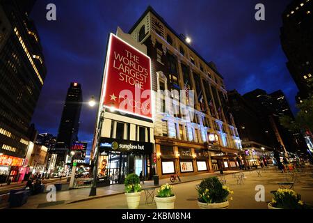 Macy's department store in New York City, USA is lit in blue in celebration for frontline workers during coronavirus pandemic on April 10, 2020. (Photo by John Nacion/NurPhoto) Stock Photo