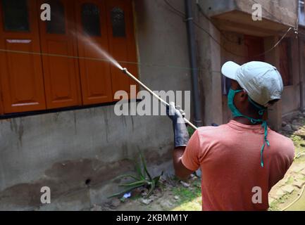 Municipal workers sprays disinfectant on a house during the national lockdown imposed by the government to curb the spread of coronavirus in Barasat , District of North 24 Parganas at outskirts of Kolkata, India on April 20, 2020. India is under complete lockdown since March 25 after Prime Minister Narendra Modi directed citizens to avoid stepping out until absolutely necessary to contain the global pandemic of COVID-19 Coronavirus for preventive measure. (Photo by Sonali Pal Chaudhury/NurPhoto) Stock Photo