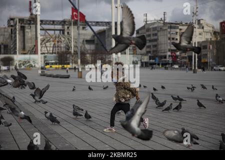 A little girl plays in Taksim Square, in Istanbul, Turkey, 22 April 2020. The Turkish Ministry of Interior announced Istanbul and 30 major cities will be under lockdown between 23 and 26 April. Turkey suspended all international flights and all inter-city travels are subject to local authorities' permission as part of measures to prevent the spread of the pandemic COVID-19 disease caused by the SARS-CoV-2 coronavirus. The country decided also to halt public events, temporarily shut down schools, and suspend sporting events. (Photo by Cem TekkeÅŸinoÄŸlu/NurPhoto) Stock Photo