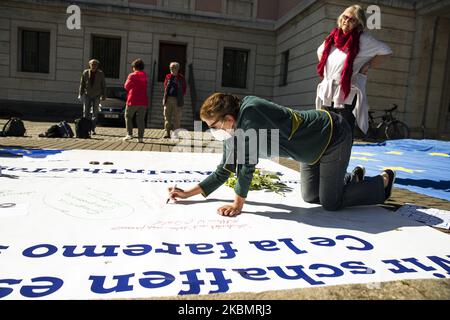 People attend a solidarity action with Italy in front of the Italian Embassy in Berlin, Germany on April 22, 2020. On the initiative of Pulse of Europe, Europa-Union Berlin, Young European Movement, the German-Italian Parliamentary Group in the Bundestag, and the Association of German-Italian Cultural Societies, visitors can sign a large banner saying '#WeAreInThisTogether, We can only make it together! Ce la faremo solo insieme!' and leave a personal message. (Photo by Emmanuele Contini/NurPhoto) Stock Photo