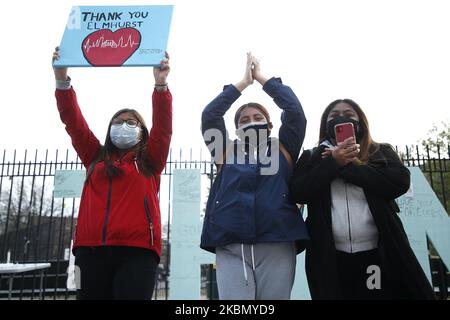 New Yorkers hold up a sign of recognition to the medical staff in New York, US, on April 25, 2020. Elmhurst Hospital Trauma Center In Queens Borough of New York City Continues Receiving Covid-19 Patients. While hospitals in New York City have been overwhelmed by the number of Covid -19 cases, currently they are experiencing a downturn in daily patient intakes as the statistical curve has flattened and it is in a downturn. New York City has reached over 17,000 deaths and over 57,000 hospitalizations were reported in the state of NY to date. (Photo by John Lamparski/NurPhoto) Stock Photo