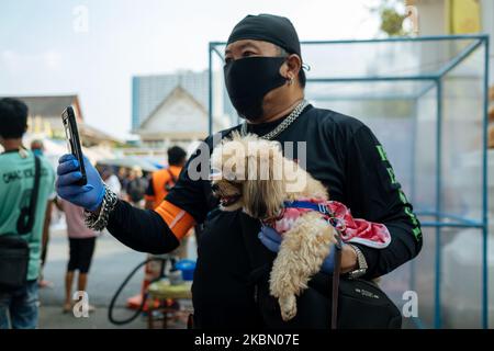 Low-income and jobless people whose livelihood has been affected by the Covid-19 epidemic line up to receive food donations at Wat Sawettachat in central Bangkok, Thailand, on April 26, 2020. (Photo by Thomas De Cian/NurPhoto) Stock Photo