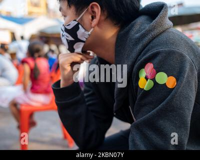 Low-income and jobless people whose livelihood has been affected by the Covid-19 epidemic line up to receive food donations at Wat Sawettachat in central Bangkok, Thailand, on April 26, 2020. (Photo by Thomas De Cian/NurPhoto) Stock Photo