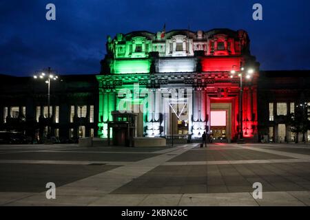 Different view of the facade od Milan Central Station illuminated with Italian flag of Milan during lockdown due to coronavirus emergency, April 28 2020 (Photo by Mairo Cinquetti/NurPhoto) Stock Photo