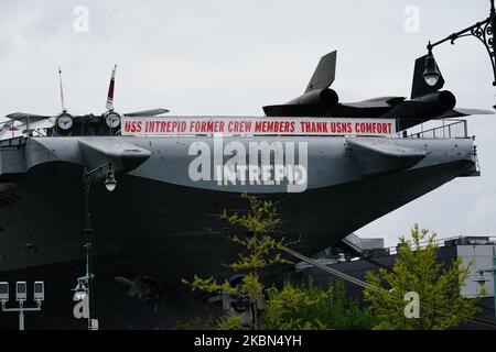 A view of the USS Intrepid with sign,”USS Intrepid Former Crew Members Thank USNS Comfort” in Pier 86, Manhattan, New York City USA on April 30, 2020. (Photo by John Nacion/NurPhoto) Stock Photo