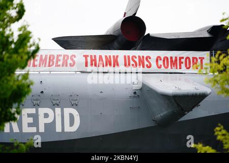 A view of the USS Intrepid with sign,”USS Intrepid Former Crew Members Thank USNS Comfort” in Pier 86, Manhattan, New York City USA on April 30, 2020. (Photo by John Nacion/NurPhoto) Stock Photo