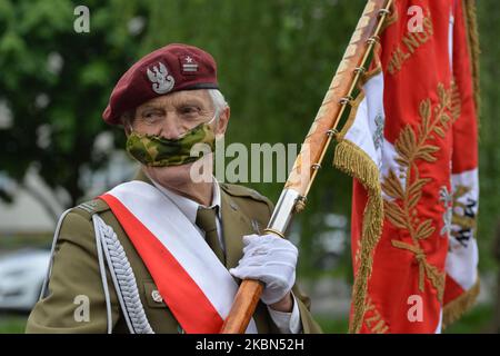 Major Jan Stachow (born in 1929), a former soldier and still active amateur athlete seen with a banner at Daszynski Avenue to celebrate May Day outside the Monument to the Military Actions of the Proletariat in Krakow. On Friday, May 1, 2020, in Krakow, Poland. (Photo by Artur Widak/NurPhoto) Stock Photo