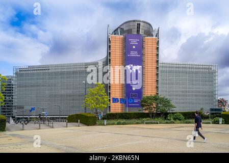A men is seen walking in front of the Berlaymont building where the European Commission headquarters is in Brussels, Belgium 01 May 2020. New banner about the coronavirus global response, In order to contain the spread of Coronavirus ( COVID-19) globle response. (Photo by Jonathan Raa/NurPhoto) Stock Photo