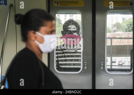 Artist Alex Flemming puts masks on portraits at the Sumare subway station, in the city of Sao Paulo, Brazil on May 6, 2020. The action is to warn about the importance of using face protection masks, preventing the spread and contagion of the new coronavirus that transmits Covid-19. (Photo by Fabio Vieira/FotoRua/NurPhoto) Stock Photo