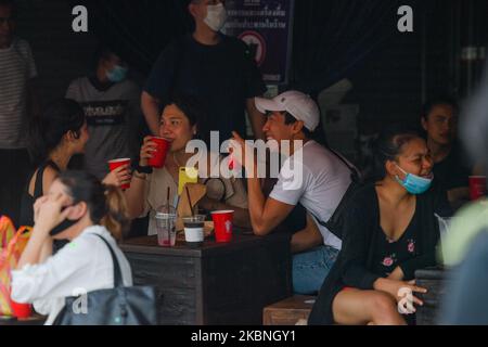 Tourists without face masks drinking in grog shop at Chatuchak weekend market on May 9, 2020 in Bangkok, Thailand. Chatuchal weekend market (JJ Market) is largest market in Thailand, It has more than 15,000 stalls and 11,500 vendors, Reopen after closed since coronavirus crisis in Thailand. (Photo by Vachira Vachira/NurPhoto) Stock Photo