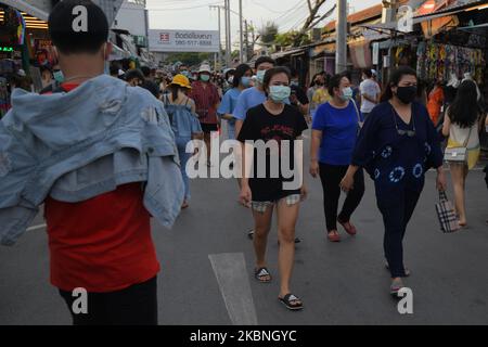 Shoppers wearing a face mask as a preventive measure at Chatuchak weekend market on May 9, 2020 in Bangkok, Thailand. Chatuchal weekend market (JJ Market) is largest market in Thailand, It has more than 15,000 stalls and 11,500 vendors, Reopen after closed since coronavirus crisis in Thailand. (Photo by Vachira Vachira/NurPhoto) Stock Photo