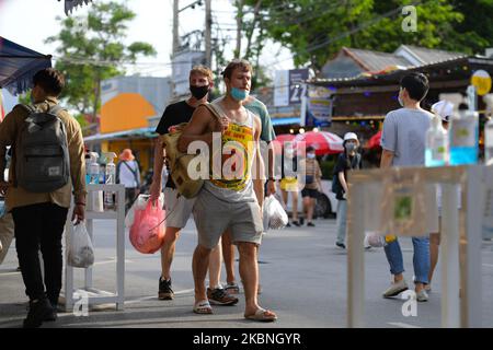 Foreign tourists wear face masks as a preventive measure at Chatuchak weekend market on May 9, 2020 in Bangkok, Thailand. Chatuchal weekend market (JJ Market) is largest market in Thailand, It has more than 15,000 stalls and 11,500 vendors, Reopen after closed since coronavirus crisis in Thailand. (Photo by Vachira Vachira/NurPhoto) Stock Photo