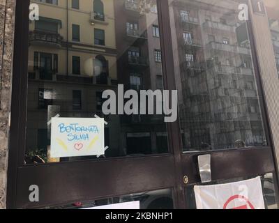 'Bentornata Silvia' (Welcome Silvia) reads a banner put on the door in Milan, Italy, on May 10, 2020. Silvia Romano, the woman kidnapped in November 2018 in Kenya, was released last night in Somalia by Italian intelligence and Turkish forces. (Photo by Mairo Cinquetti/NurPhoto) Stock Photo