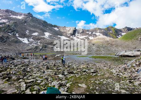 July 14th 2022, Himachal Pradesh India. Devotees offering their prayers at the Nain Sarovar lake during Shrikhand Mahadev Kailash Yatra in the Himalay Stock Photo