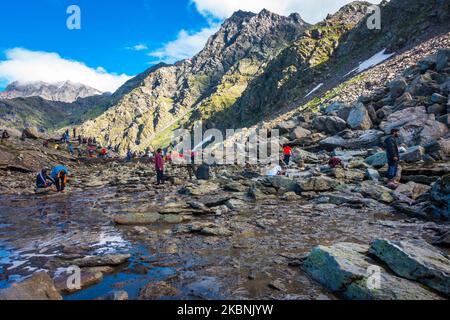 July 14th 2022, Himachal Pradesh India. Devotees offering their prayers at the Nain Sarovar lake during Shrikhand Mahadev Kailash Yatra in the Himalay Stock Photo