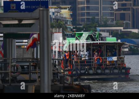 Passengers disembarking from the Chao Phraya Express Boat during rush hour which carrying passengers from Nonthaburi pier to Sathorn pier during rush hour on May 12, 2020 in Bangkok, Thailand. (Photo by Vachira Vachira/NurPhoto) Stock Photo