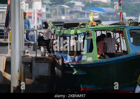 Passengers disembarking from the Chao Phraya Express Boat which carrying passengers from Nonthaburi pier to Sathorn pier during rush hour on May 12, 2020 in Bangkok, Thailand. (Photo by Vachira Vachira/NurPhoto) Stock Photo