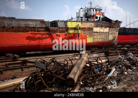 A laborer works on a ship at Keraniganj ship building yard during a government imposed lockdown amid corona virus epidemic in Dhaka, Bangladesh on May 14, 2020. (Photo by Syed Mahamudur Rahman/NurPhoto) Stock Photo