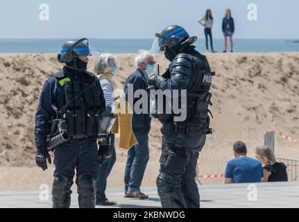 Police in riot gear on the sidelines of a post-confinement demonstration prohibited in Saint-Nazaire, Loire-Atlantique, France on May 16, 2020, on the 6th day of deconfinement (and first unconfined weekend in eight weeks). (Photo by Estelle Ruiz/NurPhoto) Stock Photo