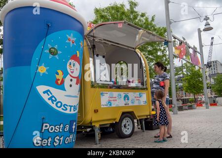 A mother and her daughter place their oder for a snow cone at Smale Riverfront Park along the Ohio River as restaurants and bars begin to reopen in the wake of the Coronavirus COVID-19 pandemic, on May 16, 2020, in Cincinnati, Ohio, United States. (Photo by Jason Whitman/NurPhoto) Stock Photo