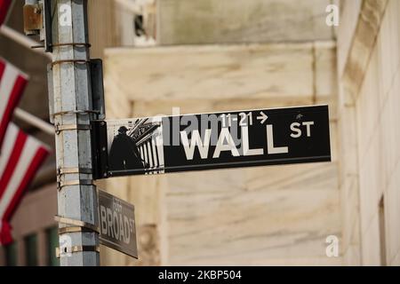 A view of american flags at New York Stock Exhange during the coronavirus pandemic on May 20, 2020 in Wall Street, New York City. COVID-19 has spread to most countries around the world, claiming over 316,000 lives with over 4.8 million infections reported. (Market Watch)— Dow, S&P 500 weakness belie positive NYSE market breadth. (Photo by John Nacion/NurPhoto) Stock Photo