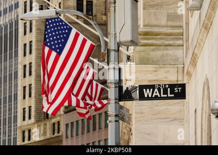 A view of american flags at New York Stock Exhange during the coronavirus pandemic on May 20, 2020 in Wall Street, New York City. COVID-19 has spread to most countries around the world, claiming over 316,000 lives with over 4.8 million infections reported. (Market Watch)— Dow, S&P 500 weakness belie positive NYSE market breadth. (Photo by John Nacion/NurPhoto) Stock Photo