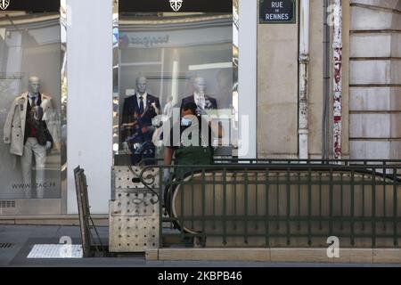 A worker wearing a protective mask seen working at an entrance of subway station in Paris on May 26, 2020, on the sixteenth day of a partial lifting of a near two month lockdown imposed in France to stop the spread of the pandemic caused by the new coronavirus (COVID-19). (Photo by Mehdi Taamallah/NurPhoto) Stock Photo