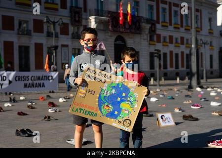 Children participating in the Extinction Rebellion movement, suggesting the XR flags and posters asking governments to act now in the face of the climate crisis in Plaza del Sol, Madrid, on May 29, 2020. (Photo by Jon Imanol Reino/NurPhoto) Stock Photo