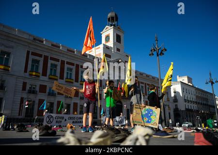 Children participating in the Extinction Rebellion movement, suggesting the XR flags and posters asking governments to act now in the face of the climate crisis in Plaza del Sol, Madrid, on May 29, 2020. (Photo by Jon Imanol Reino/NurPhoto) Stock Photo