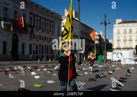 Children participating in the Extinction Rebellion movement, suggesting the XR flags and posters asking governments to act now in the face of the climate crisis in Plaza del Sol, Madrid, on May 29, 2020. (Photo by Jon Imanol Reino/NurPhoto) Stock Photo