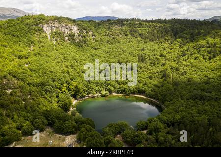 A drone view of Lago di Sinizzo (Lake of Sinizzo) near L'Aquila, Italy, on May 28, 2020. The Lake of Sinizzo is situated near the centre of San Demetrio ne' Vestini, and thanks to its emerald green waters, is considered the "beach of L'Aquila". (Photo by Manuel Romano/NurPhoto) Stock Photo