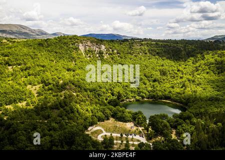 A drone view of Lago di Sinizzo (Lake of Sinizzo) near L'Aquila, Italy, on May 28, 2020. The Lake of Sinizzo is situated near the centre of San Demetrio ne' Vestini, and thanks to its emerald green waters, is considered the "beach of L'Aquila". (Photo by Manuel Romano/NurPhoto) Stock Photo
