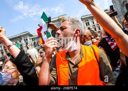 Demonstration in the squares of Italy of the 'Gilet Arancioni', a new political party led by former General Antonio Pappalardo, whose ideal is the return to the lira and monetary sovereignty, as well as the request for a government voted by the people. During the demonstration, the social distances and the mask foreseen by the Covid-19 emergency were not respected, Milan, Italy, May 30 2020 (Photo by Mairo Cinquetti/NurPhoto) Stock Photo