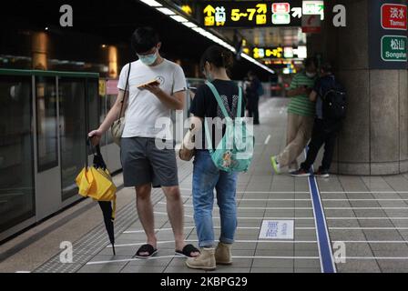 Citizens wear surgical masks and keep distance at others whilst using the underground service in Taipei City, Taiwan on 29 May 2020, as containment of the coronavirus Covid-19 has been successful in the country. (Photo by Ceng Shou Yi/NurPhoto) Stock Photo