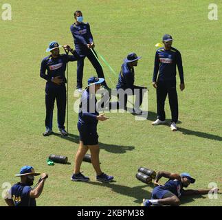 Sri Lankan cricket team's head coach Mickey Arthur instructs Sri Lankan cricket captain Dimuth Karunaratne and other members during the first training session amid the Covid-19 outbreak at the CCC ground at Colombo, Sri Lanka on June 2, 2020. Sri Lankan cricketers are returning to action after a gap of nearly two and half months following the coronavirus pandemic outbreak in Sri Lanka (Photo by Tharaka Basnayaka/NurPhoto) Stock Photo
