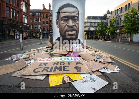 Placards from the Black Lives Matter demonstration in Manchester are left next to a mural of George Floyd by the street artist Akse in Stevenson Square in the Northern Quarter. The mass demonstration went ahead, despite concerns over social distancing and a reportedly rising r-number in the North West. Saturday 6th June 2020 (Photo by Pat Scaasi/MI News/NurPhoto) Stock Photo