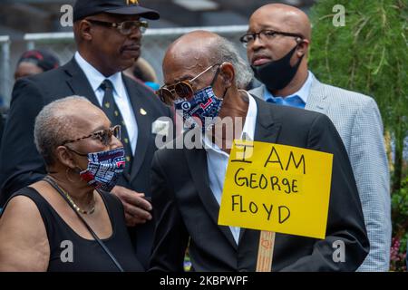 Demonstrators from Men In Pants wait at Fountain Square prior to marching to the Hamilton County Courthouse during a protest over the murder of George Floyd , Saturday, June 6, 2020, in Cincinnati, Ohio, United States. (Photo by Jason Whitman/NurPhoto) Stock Photo