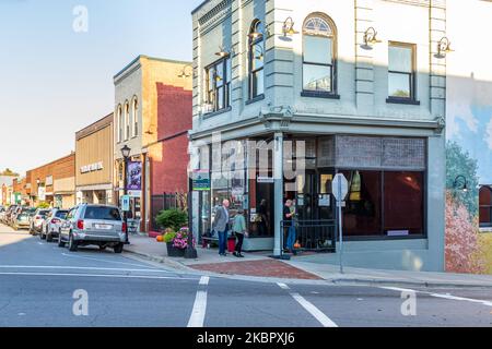 ELKIN, NORTH CAROLINA, USA-14 OCTOBER 2022: Southern on Main, a restaurant in downtown, with customers entering. Stock Photo
