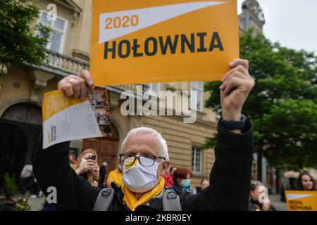 A supporter of Szymon Holownia, an independent candidate for the Presidential Election 2020, holds an election leaflet, in Krakow's Main Market Square. On June 8, 2020, in Krakow, Lesser Poland Voivodeship, Poland. (Photo by Artur Widak/NurPhoto) Stock Photo
